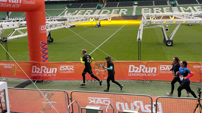 Alice Lefebvre and Julie Meilland at the finish line in the Weser Stadium. Photo: MARUM; J.Nitsch