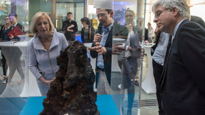MARUM Director Michael Schulz shows Federal Research Minister Johanna Wanka a part of the "Black Smoker's" space, which was found during an expedition. 