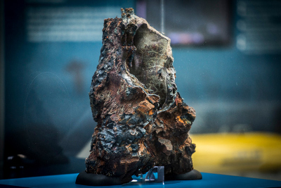 Der Schlot einer heißen Quelle, eines sogenannten Schwarzen Rauchers, ist in der Ausstellung zu sehen. Er wurde während einer Expedition des Forschungsschiffs METEOR im Nordatlantik gefunden.