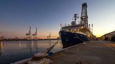 The research vessel JOIDES Resolution in Fremantle (Australia) the morning before the ship sailed on Expedition 356. The results are based on samples taken from this drilling vessel as part of the International COean Discovery Program IODP. Photo: William