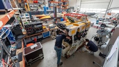 In einer der Technikhallen des MARUM arbeiten zwei Meerestechniker am Tauchroboter MARUM-SQUID. Foto: MARUM – Zentrum für Marine Umweltwissenschaften, Universität Bremen; V. Diekamp
