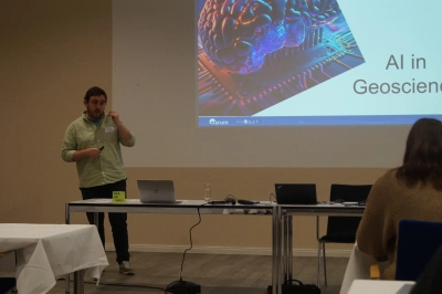 Andrés Costilla moderating a workshop on "AI in Geoscience"