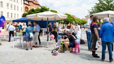 Researchers and citizens engaged in dialogue at the Neustädtischer Markt in Brandenburg an der Havel during the "Science - and me?" event. Photo: Judith Affolter