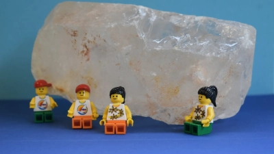 Legofiguren vor Steinsalzkristall