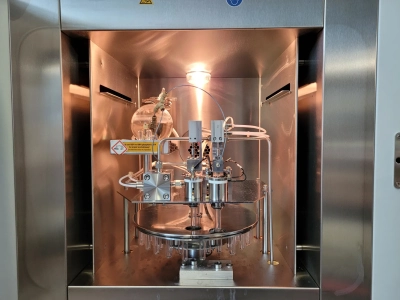 Sample tray, acid reservoir and acid valves of a Kiel IV carbonate device.